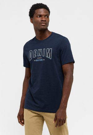 Marineblauwe katoenen T-shirt met korte mouwen, voorzien van een gedurfde "DENIM" tekstgraphic in wit en lichtblauw, ronde halslijn en een relaxte pasvorm.
