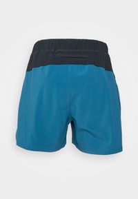 Pantalones cortos azules y negros con banda elástica en la cintura, que presentan un diseño de color sólido y un bolsillo trasero. Textura suave, corte a la altura de la rodilla.