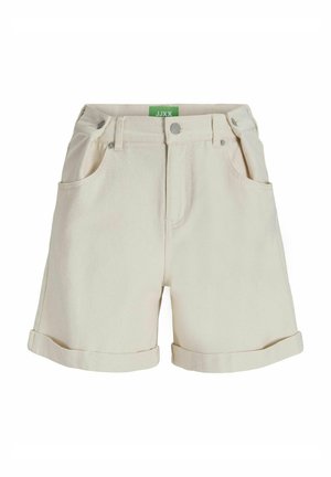 Shorts din denim bej deschis cu tiv rulat, buzunare frontale și un eticheta de marcă verde pe talie. Prezintă un sistem de închidere cu nasture metalic și fermoar.