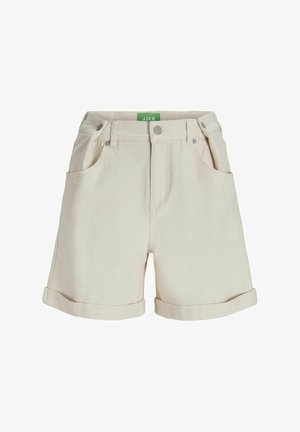 Shorts din denim bej deschis cu tiv rulat, buzunare frontale și un eticheta de marcă verde pe talie. Prezintă un sistem de închidere cu nasture metalic și fermoar.