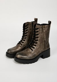 Bottines en bronze métallisé avec une texture lisse, un laçage à l'avant, une fermeture éclair sur le côté et un talon épais noir.