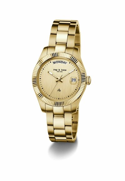 Gouden metalen polshorloge met geribbelde bezel, dag- en datumaanduiding, rag & bone-logo op de wijzerplaat en een schakelschakelband.