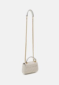 Šviesios smėlinės tweed šoninės rankinės su auksine grandine. Yra viršutinė rankena ir užsegimas užsegimu. Sklandžių odos akcentų.