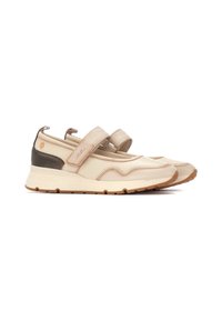 Zapatillas deportivas de color beige claro con correas de Velcro. Presentan un upper de cuero liso, acentos en marrón oscuro y una suela texturizada.