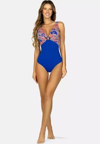Jednoczęściowy kostium kąpielowy w intensywnym niebieskim kolorze, wzorzysty top z różowymi i pomarańczowymi spiralami, głęboki dekolt w kształcie litery V oraz ozdobny złoty akcent.