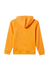 Oranžová mikina vyrobená z měkké látky, s kapucí, dlouhými rukávy a žebrovanými manžetami. Design je jednoduchý, bez viditelných log nebo vzorů.