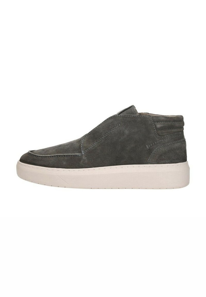 Grijze suède hoge sneakers met een witte rubberen zool, met gestikte accenten en een gestroomlijnd ontwerp. Geen zichtbare hardware of patronen.