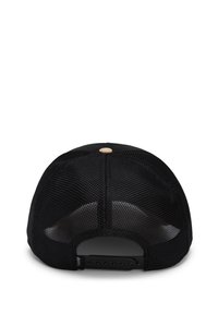 Gorra trucker de malla negra con forma redondeada, visera plana, ajuste de botón a presión y un botón superior en color marrón. Presenta un diseño de tela transpirable.