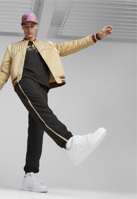 Puma FOR THE FANBASE VARSITY - Bomber Jacket - prairie tan