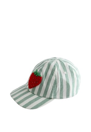 Șapcă de baseball cu dungi verticale verde deschis și alb, cu o aplicație brodată roșie în formă de căpșună pe panoul din față, partea stângă.