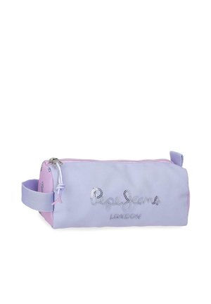 Estuche rectangular para lápices en color lavanda con extremos rosados claros, cremallera plateada, asa de tela y logotipo de lentejuelas "Pepe Jeans London" en el frente.