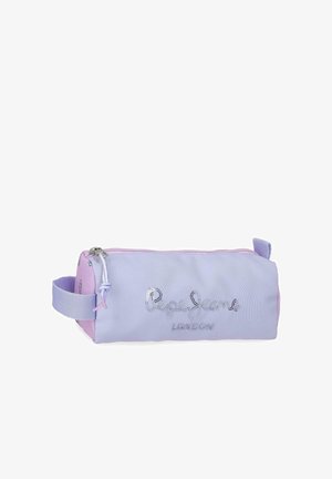 Estuche rectangular para lápices en color lavanda con extremos rosados claros, cremallera plateada, asa de tela y logotipo de lentejuelas "Pepe Jeans London" en el frente.