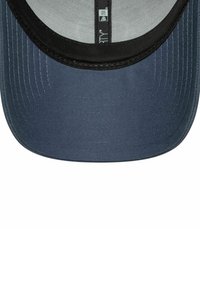 Dunkelblaues Cap mit flachem Schirm aus strukturiertem Stoff und einem schwarzen Innenband. Die Unterseite des Schirms hat helle Nähte.