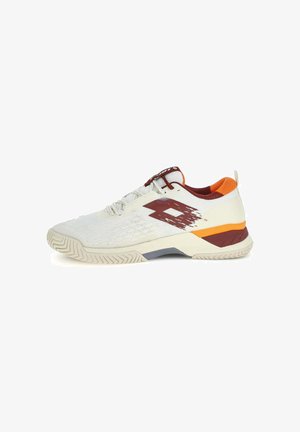 Witte en bordeauxrode lage sportschoen met oranje accenten, een gestructureerde zool, vetersluiting en een merklogo op de zijkant en tong.