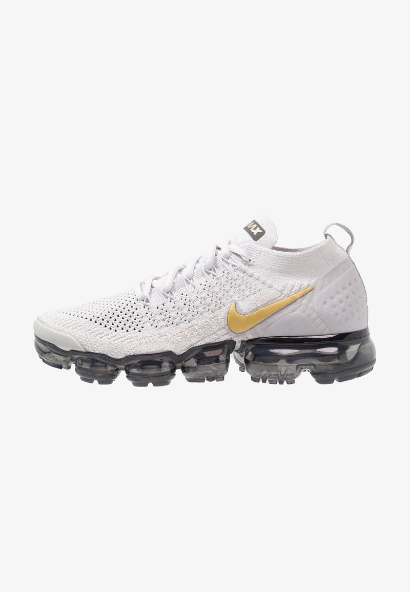 Baskets Nike Air Max blanches avec un dessus en maille et un swoosh doré, dotées d'une semelle pod noire pour un meilleur amorti et d'un détail texturé.