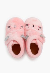 Różowe, puszyste kapcie z motywem kota, z haftowanymi oczami, wąsami i szarymi uszami, miękka tekstura, zaokrąglony kształt i regulowany pasek.