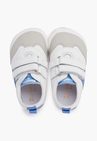 Scarpe da ginnastica bianche e grigie con accenti blu, caratterizzate da una parte superiore in morbida pelle, doppie cinghie in velcro e un design della punta arrotondato.