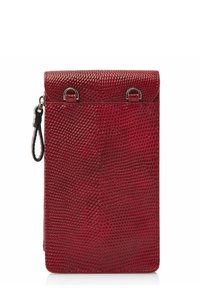 Sac en cuir texturé rouge avec fermeture à rabat, équipé de quincaillerie en acier inoxydable et d'une poignée latérale. Forme compacte et rectangulaire avec une finition lisse.