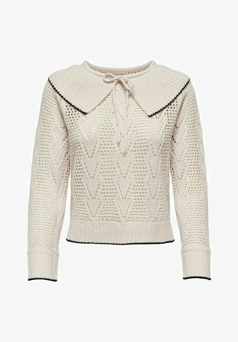 Gestrickter Pullover in Creme mit geripptem Kragen, Kordelzug und kontrastierenden schwarzen Akzenten; zeigt offene Webart und Zickzackmuster.