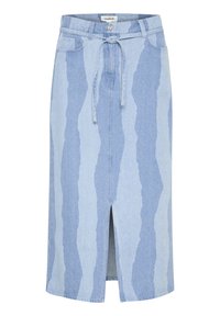 Fénykék denim szoknya, megkötős övvel, vertikális csíkokkal és elöl hasított résszel, két oldalzsebbel és klasszikus derékkal tervezve.