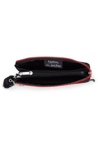 Sort lynlåseret pung med rød lynlåsdetalje og fluffy sort pom-pom. Indeni har den et hovedrum og en mindre lynlåslomme.