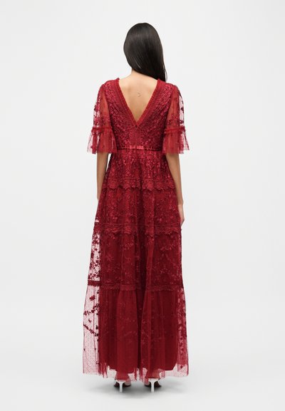Rotes Spitzen-Maxikleid mit kurzen, geschichteten Ärmeln, V-förmigem Rückenausschnitt, Blumenstickerei und gestuftem Rock. Weiche Textur mit transparentem Überzug.