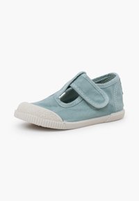 Chaussure pour tout-petit bleu clair avec bride auto-agrippante, design ajouré, semelle en caoutchouc blanche texturée et bout renforcé.