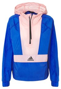 Blå og lyserød letvægts vindtæt jakke med hætte, halv lynlås lukning, elastiske manchetter og sort Adidas-logo på nederste front.