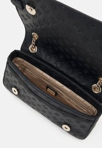 Portafoglio nero con motivo a logo in rilievo, accessori in oro e dettaglio a catena. L'interno presenta una tasca con zip e una fodera beige. Forma rettangolare piatta.