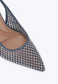 Szpilki z wąskim noskiem, z połtransparentną siateczką o geometrycznym wzorze, wykończone niebieskim detalem oraz gładką beżową wkładką.