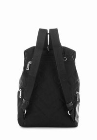 Sac à dos matelassé noir avec une texture lisse, comprenant deux poches latérales zippées, des bretelles renforcées et un logo discret sur les bretelles.
