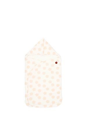 Sac de couchage pour bébé doux et blanc avec une capuche, orné de motifs floraux beige clair et d'un petit patch en forme de fleur rouge près de la poitrine.