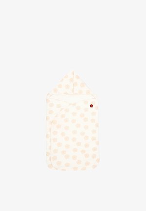 Saco de dormir para bebé suave y blanco con capucha, decorado con patrones de flores beige claro y un pequeño parche de flor roja cerca del área del pecho.