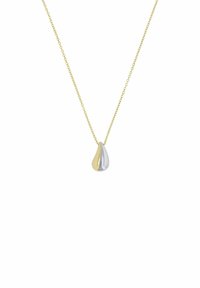Collar de cadena de oro con un colgante en forma de lágrima en dos tonos, mitad dorado y mitad plateado, centrado sobre un fondo blanco.