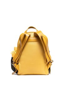 Žlutý kožený batoh s nastavitelnými popruhy, hladkou texturou a horním madlem. Boční síťová kapsa a kovové detaily.