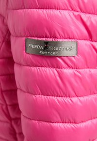 Różowa kurtka pikowana z poziomym przeszyciem. Srebrna metka z logo "Frieda & Freddies New York". Gładka tekstura z lekką izolacją.
