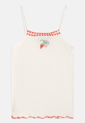Camisola bianca con spalline sottili, decorata con fragole ricamate rosse e un orlo rosso smerlato lungo il colletto e l'orlo.