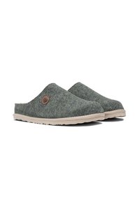 Szare filcowe klapki z beżowymi podeszwami i małym okrągłym dekoracyjnym guzikiem po zewnętrznej stronie każdego klapka.