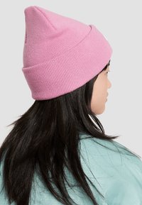 Nike Sportswear PEAK BEANIE UNISEX - Pletena kapa - magic flamingo