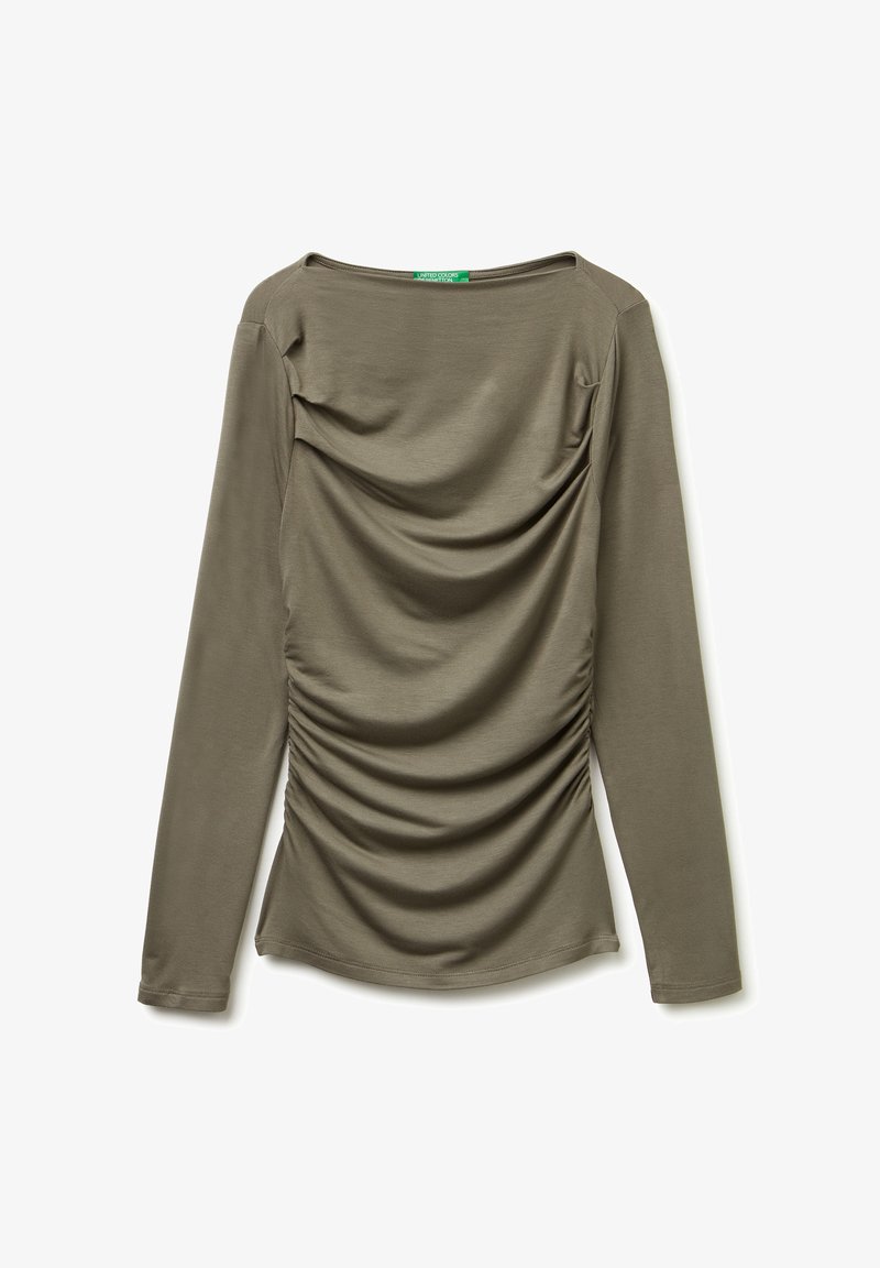Langärmliges, olivgrünes Oberteil aus weichem Stoff mit Raffungen an den Seiten und einem weit geschnittenen Halsausschnitt.