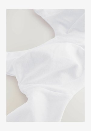 Țesătură albă, textură netedă, material flexibil, prezintă un design adunat cu pliuri moi. Fără accesorii sau modele vizibile.