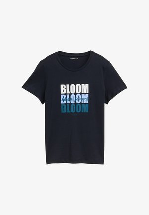Tumesinine puuvillane t-särk lühikeste varrukatega ja ümarkaelusega. Esiplaanil on mitmevärviline graafika sõnaga "BLOOM" erinevates stiilides ja suurustes.