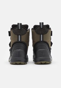 Botas de tobillo negras y verde oliva con tela texturizada, talón reforzado, correas ajustables y suela de goma resistente.