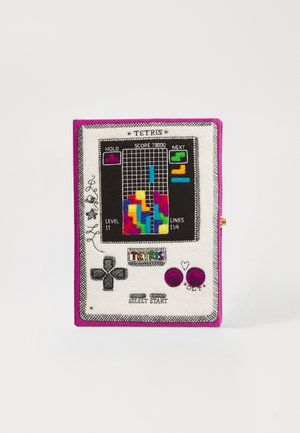 Tetris témájú táska texturált anyagból, amelyen a játék képernyőjének mintázata látható, élénk színek és lila részletek jellemzik. Tartalmazza a vezérlőgombokat és ábrákat.
