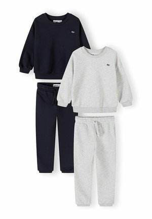 Dve otroški kompleti, vsak sestavljen iz puloverja in trenirke, en temno modre in en svetlo sive barve, vsak s majhno živalsko značko na prsih.