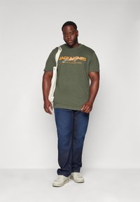 Jack & Jones JJALVIS TEE CREW NECK 3 PACK - Potiskana majica - kombu green/navy blazer/black
