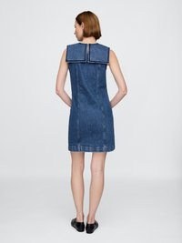 Denim ruha négyzet alakú, oversized gallérral, ujjatlan fazonnal, függőleges varrásokkal és hátsó kulcslyuk nyitással. Sötétkék anyag, sima textúrával.
