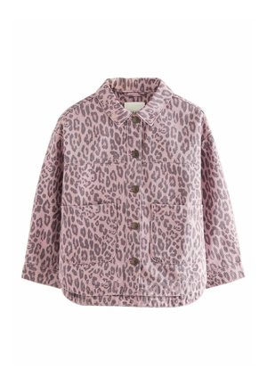 Chaqueta de estampado de leopardo en suave denim rosa. Presenta cierre de botones, cuello y dos bolsillos frontales. Ajuste holgado con dobladillo redondeado.