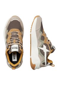 Sneakers da uomo con un mix di materiali marroni, beige e verdi. Parte superiore in rete tessile con dettagli in camoscio e una suola in gomma bianca.