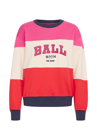 Krāsu bloku džemperis ar rozā, krēmkrāsas, sarkaniem un tumši ziliem segmentiem. Ar apaļu kakla izgriezumu, garām piedurknēm un ar drukātu tekstu "BALL 1974".